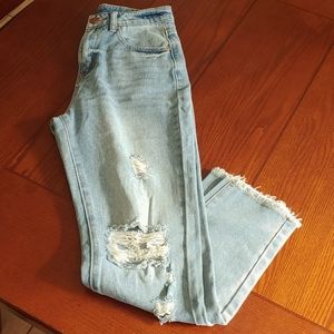 Final sale- New** light washed carrot jeans.
